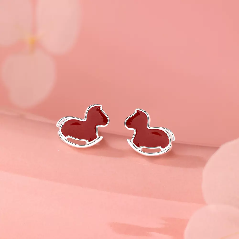 足银S999小木马滴胶耳钉复古国风小巧新年个性睡觉免摘耳饰代发