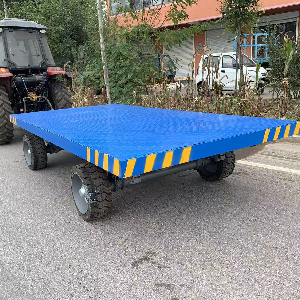 El vehículo de transporte de equipos subterráneos de tracción pesada para la minería funciona de manera estable