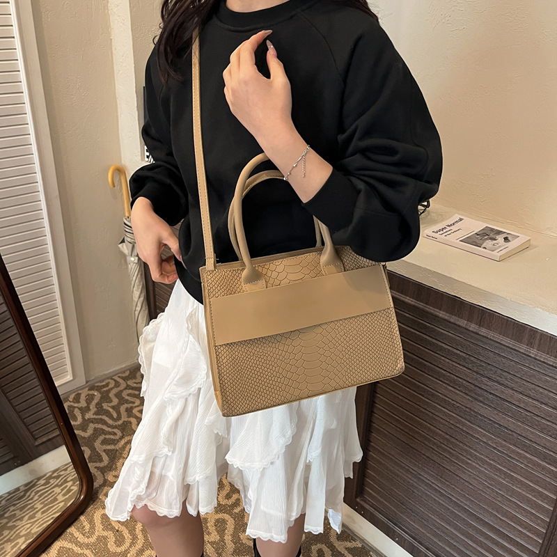 Nicho de moda simple de viaje de hombro mochila para mujeres 2026 esta temporada nuevo estilo retro bolso de mano versátil