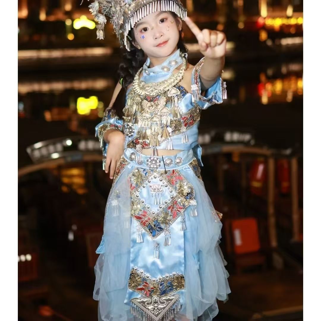 하늘색 튜브톱과 스커트와 벨트