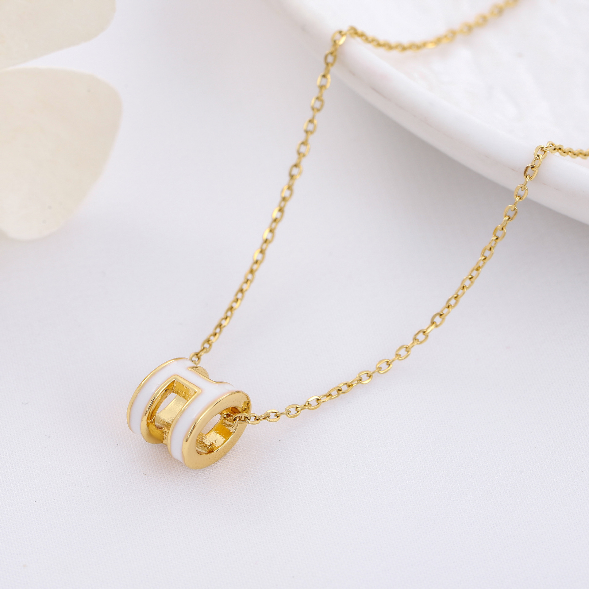 Collar de acero de titanio para mujeres simple y versátil estilo ligero de lujo nicho diseño de alta calidad no decoloración joyería de cadena de clavícula al por mayor