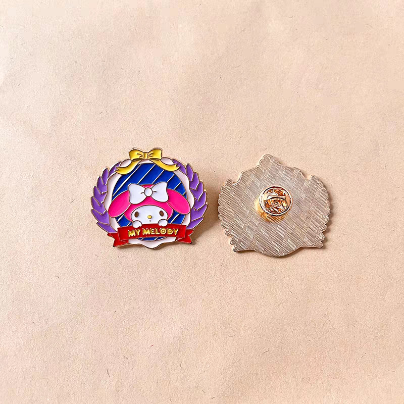 Colegio de viento Sanliogou nuevo emblema de metal lindos dibujos animados Kulomi Yue Gui perro broche accesorios colgante para estudiantes