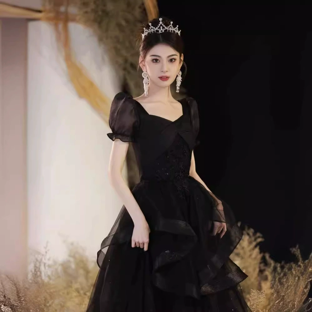 Черное элегантное модное вечернее платье в городском стиле.