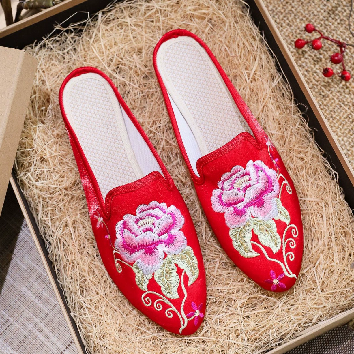 Тапочки Мюллер Тапочки Тканевая обувь с вышивкой Женские сандалии Новые летние остроконечные тапочки Модные повседневные сандалии