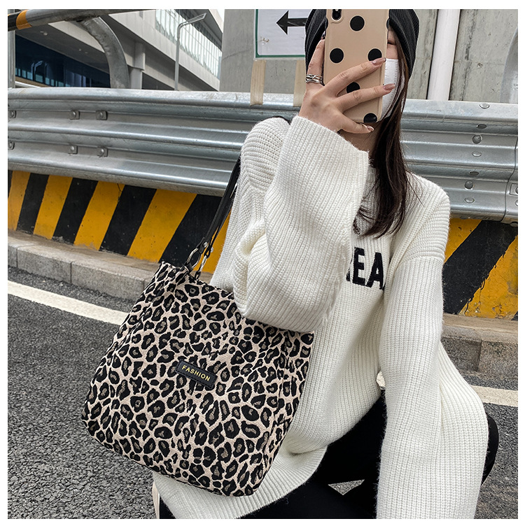 Leopard Print Fashion Pendant Large Capacity Autumn And Winter Tote Bag display picture 13