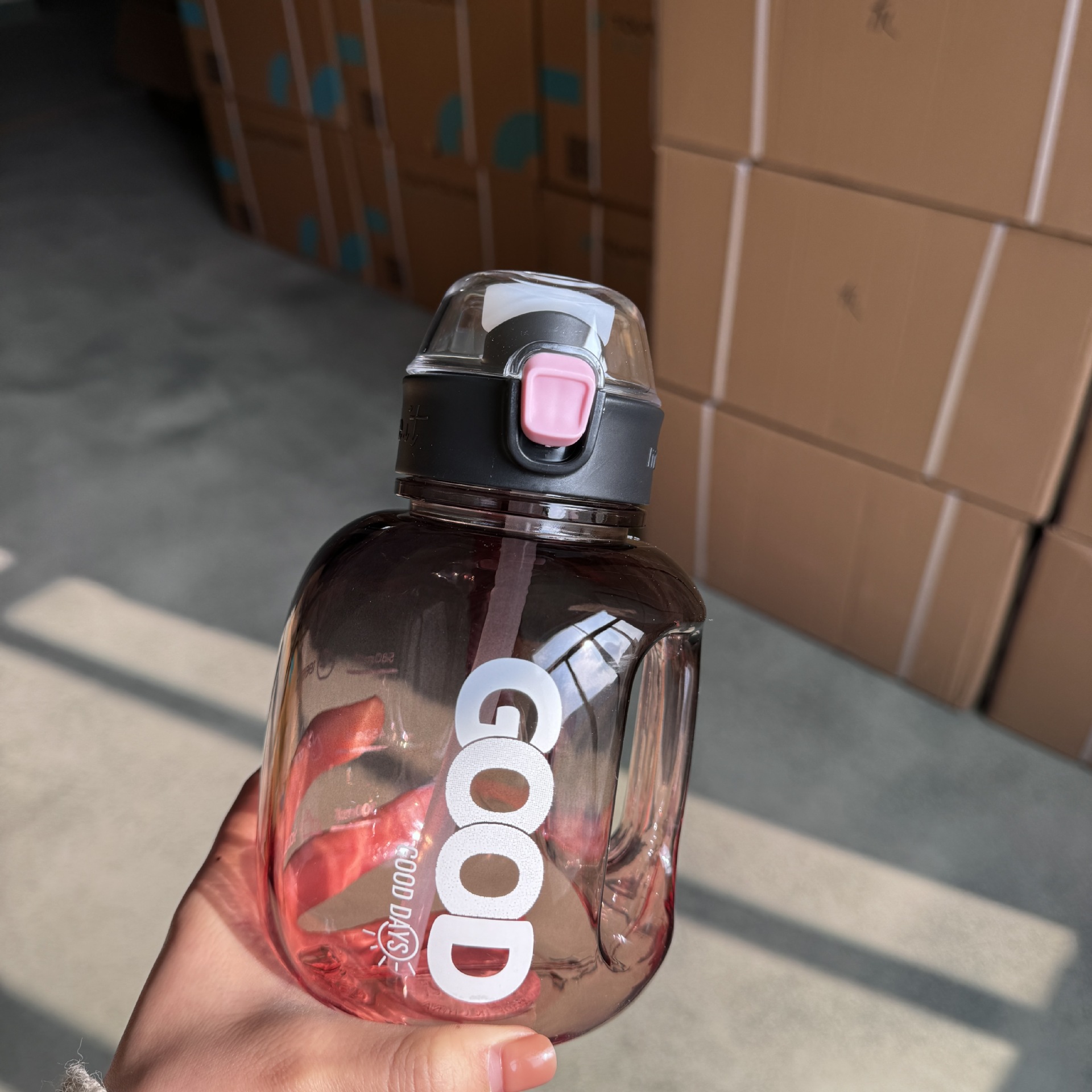 Botellas de agua personalizadas de gran capacidad para estudiantes masculinos y femeninos, botellas de agua para fitness al aire libre, vasos de agua de plástico resistentes a altas temperaturas, fabricante de vasos elegantes de gran capacidad.
