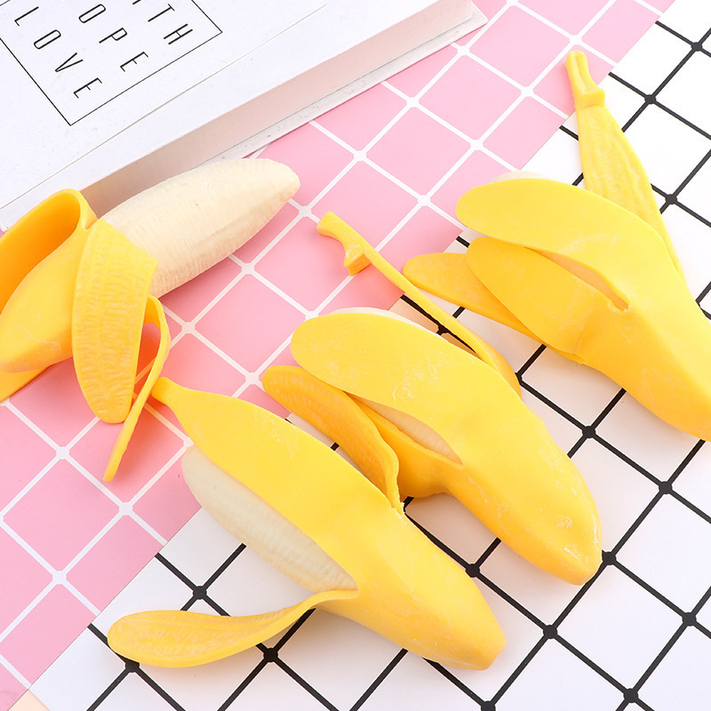 Simulación creativa de pelar juguetes de descompresión de plátanos estirados y amasados, rebote lento, rectificación y descompresión de juguetes pequeños