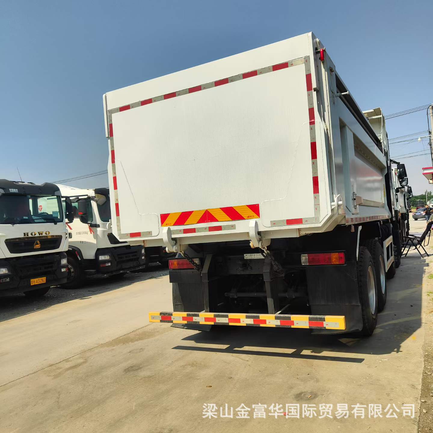Cross-Border Supply of New Energy Geely Remote Heavy-Duty Self-Unloading Trucks, Rear-Turning Self-Unloading Pure Electric Trucks with Four Front and Eight Rear Wheels