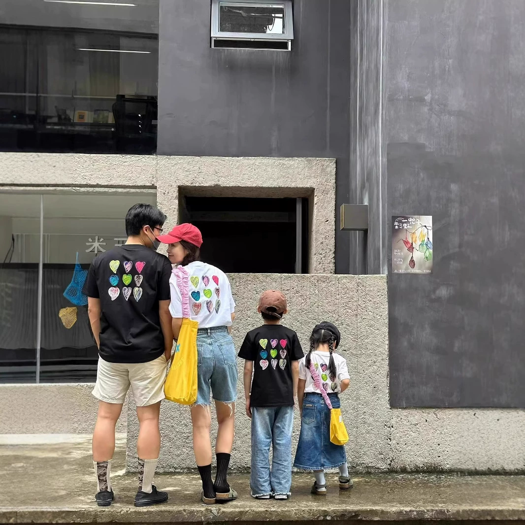 Популярная одежда для родителей и детей в этом году