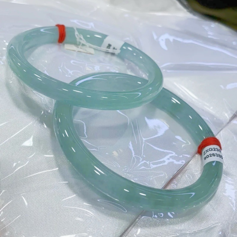 Vòng tay ngọc bích Miến Điện cao cấp, nước xanh băng, dáng dải tròn mỏng, có giấy chứng nhận chi tiết 2