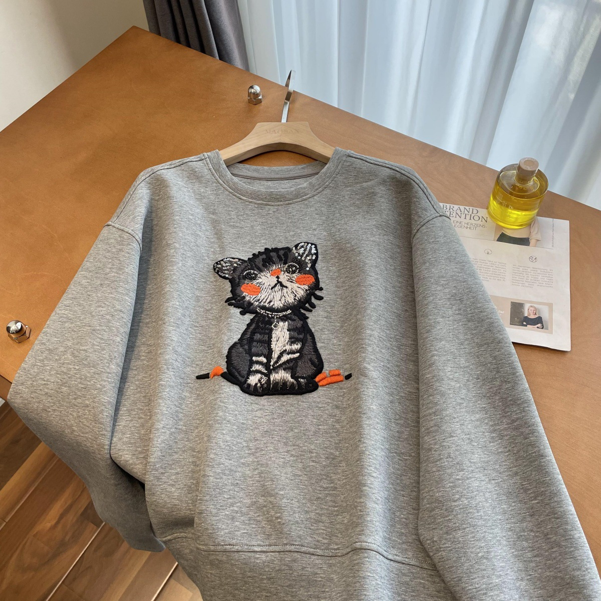 液氨双面棉~挺括萬针刺绣手工钉珠卡通猫咪圆领套头卫衣女秋新25