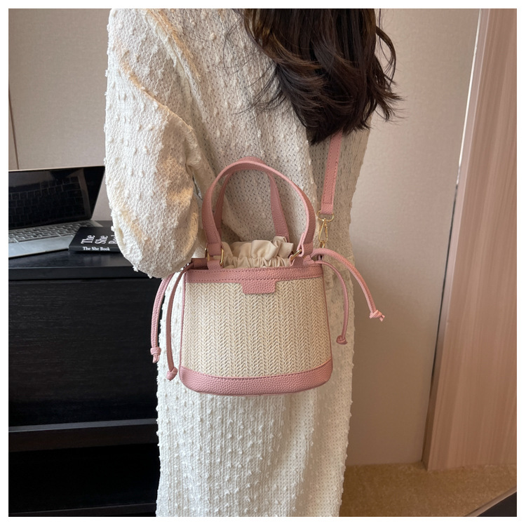 Women's Medium Spring&summer Straw Streetwear Handbag display picture 4