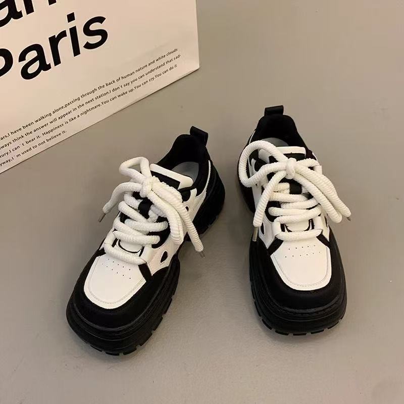 Zapatos de suela gruesa originales de nicho para mujeres primavera de 2025 nuevos zapatos blancos de estilo universal zapatos deportivos casuales coreanos