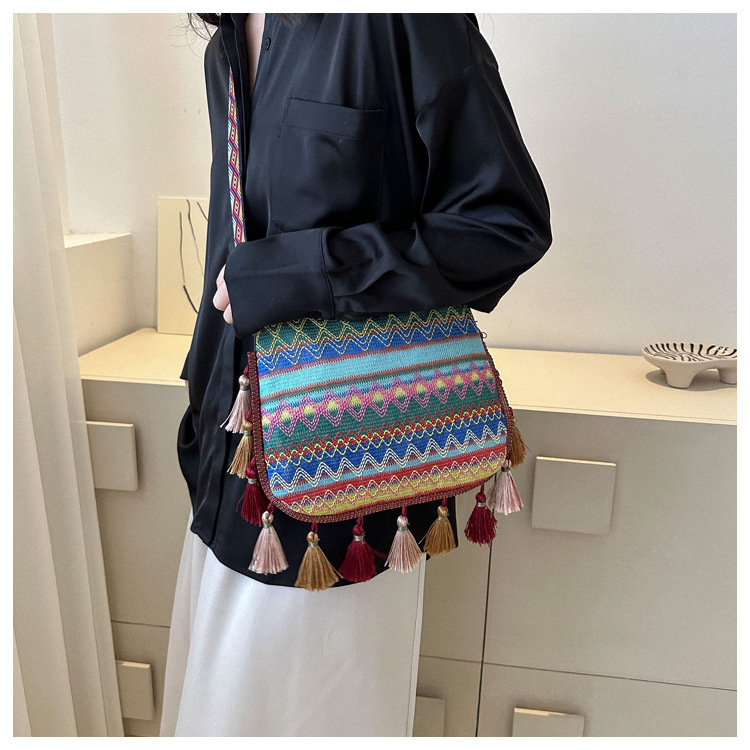 Women's Medium Special Geometric Ethnic Style Tassel Zipper Crossbody Bag display picture 7