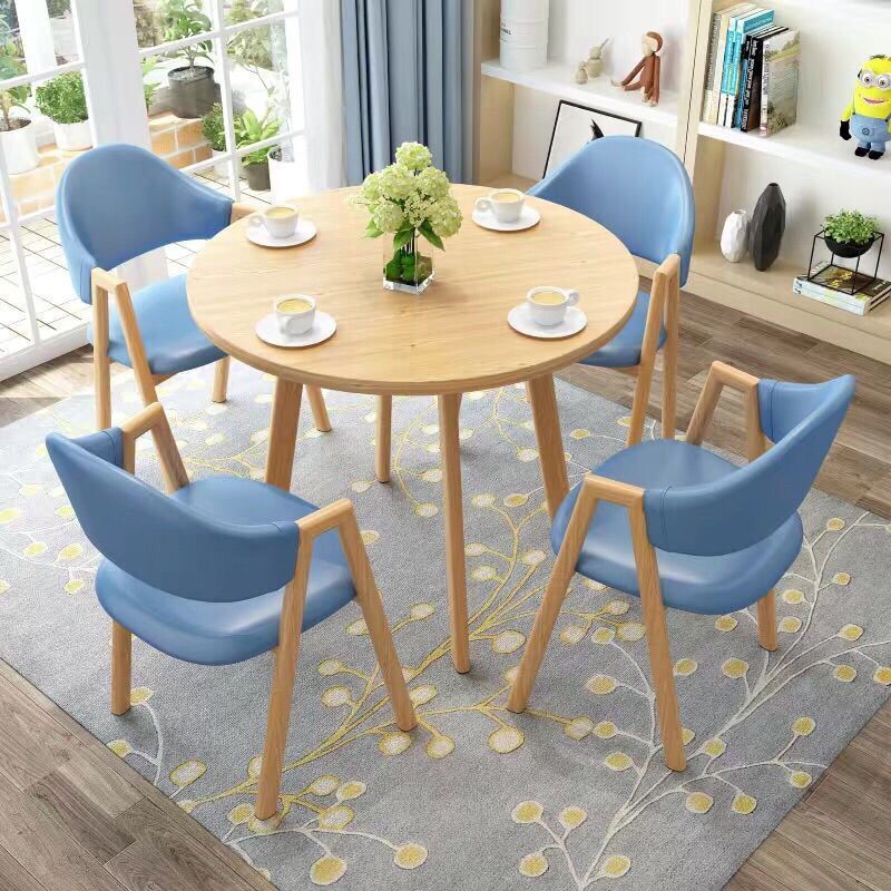 밝은 나무 색상의 데스크탑 + 하늘색 가죽 의자