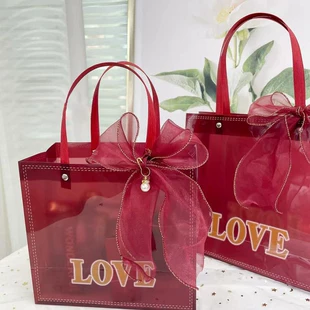 Подарочный пакет PVC с ручкой с надписью LOVE