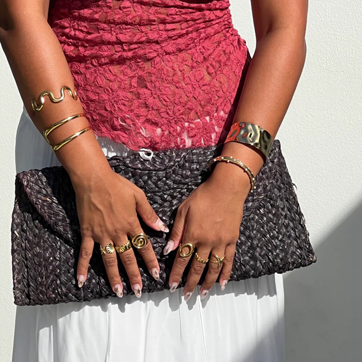 Jeding pulsera de apertura hueca de acero inoxidable joyería que no se desvanece, joyería de acero de titanio de alta calidad de lujo ligero femenino, joyería transfronteriza