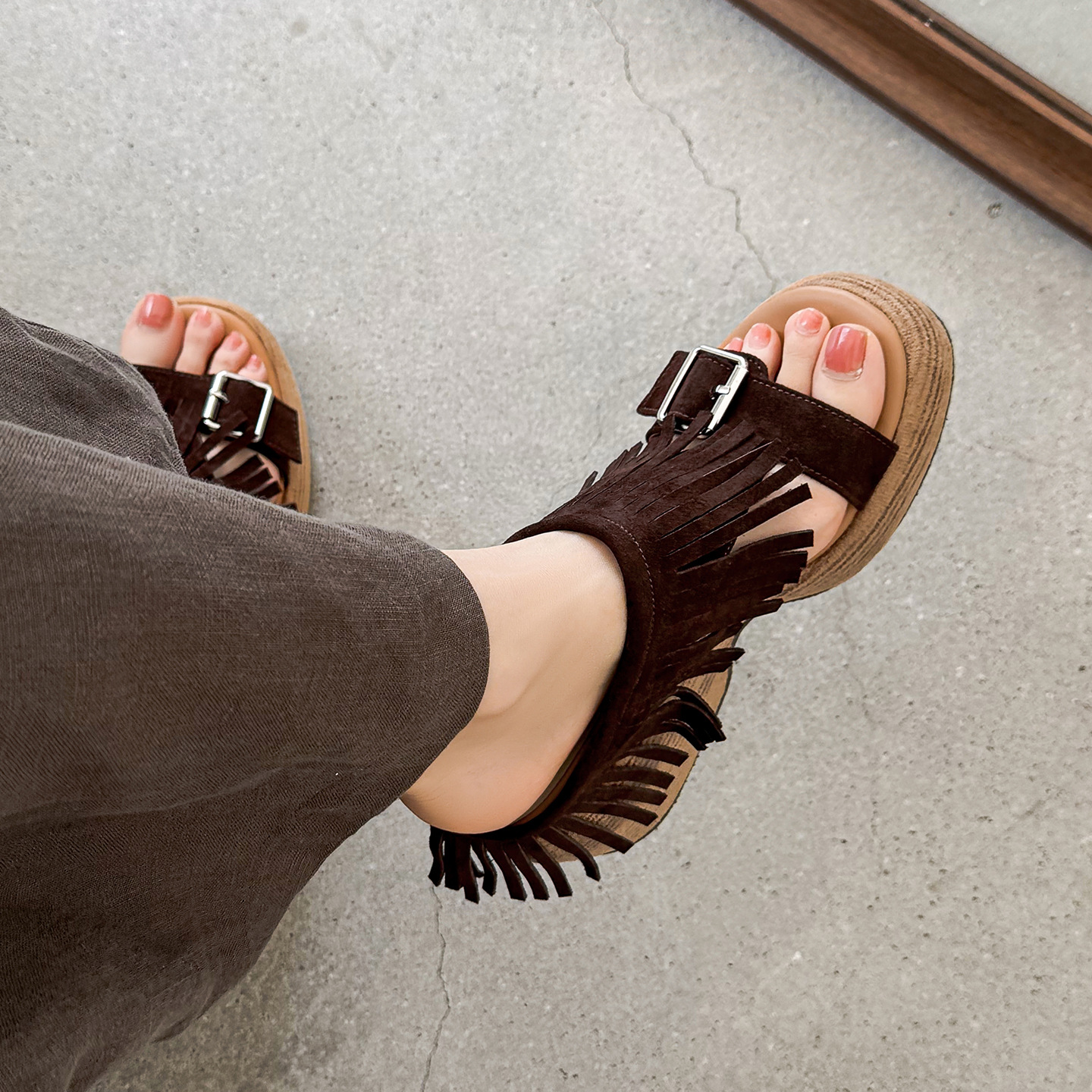 Dép sandal nữ quai ngang đế xuồng cao gót 9 cm phong cách retro tua rua — nâu sẫm, màu mơ