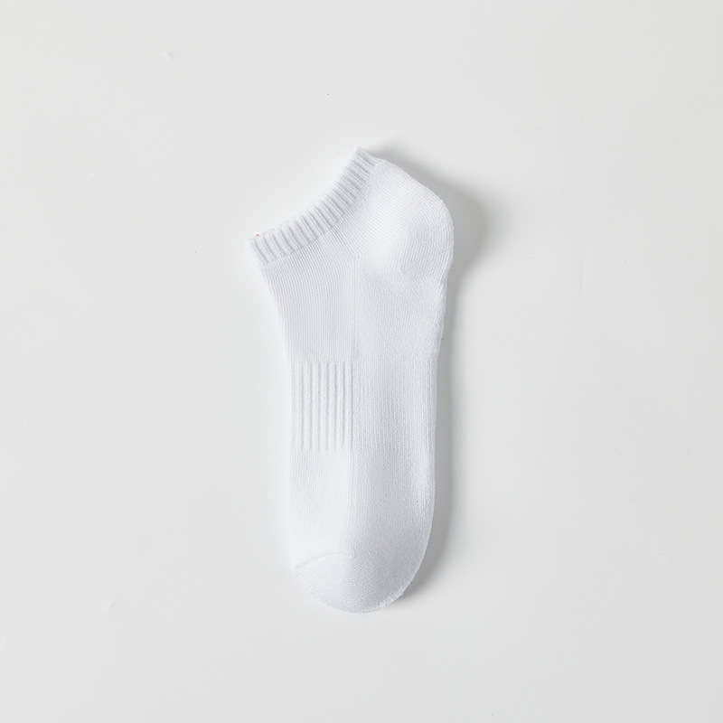 靴下の女性の秋冬の中筒の靴下の女性の日本の純色の積み重ねの靴下のinsの潮は腰のスポーツの靴下の黒い白いストッキングを束ねます。