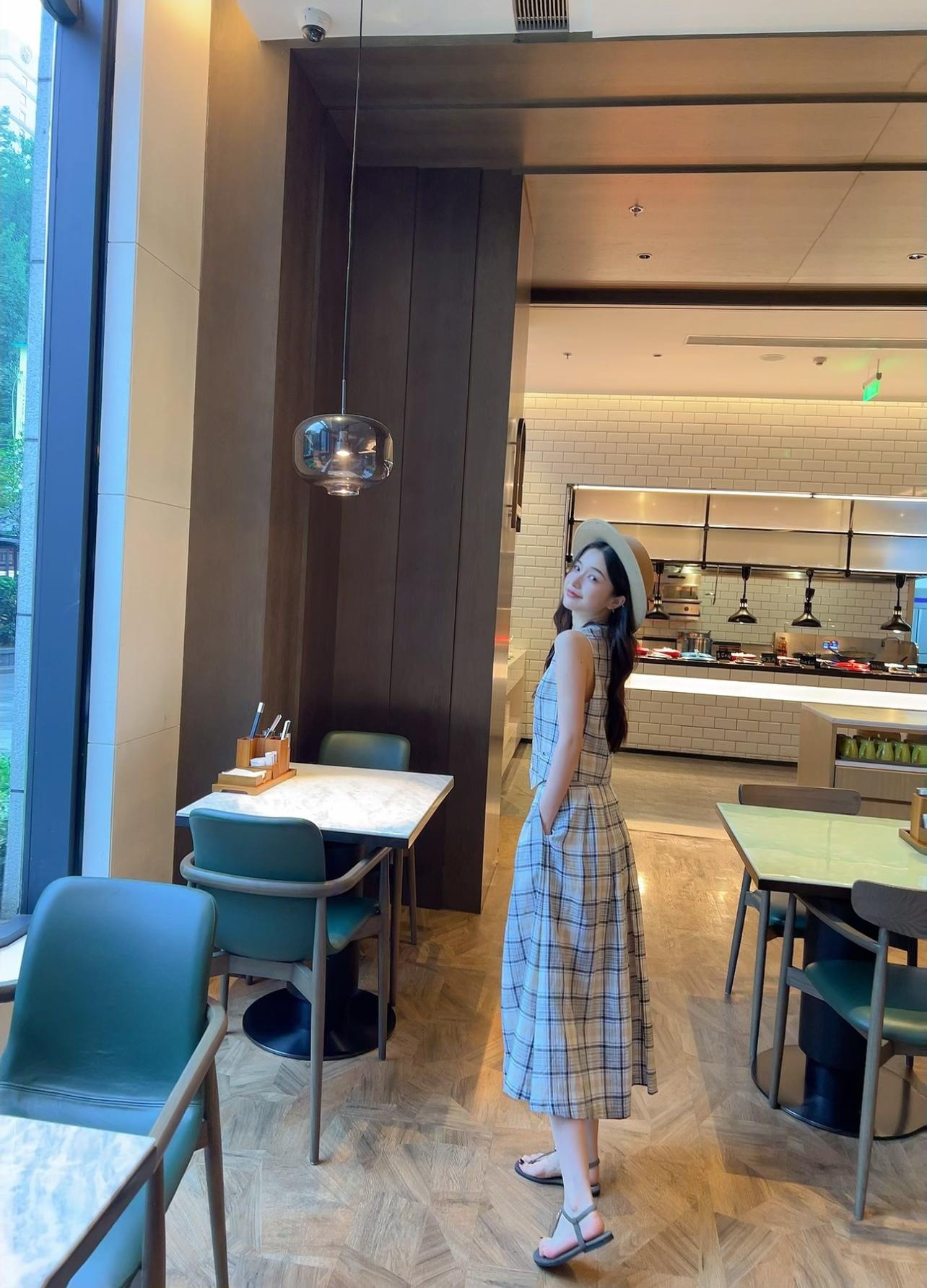 Bộ vest gile và chân váy linen kẻ caro cao cấp cho nữ — áo ghi lê chi tiết 3