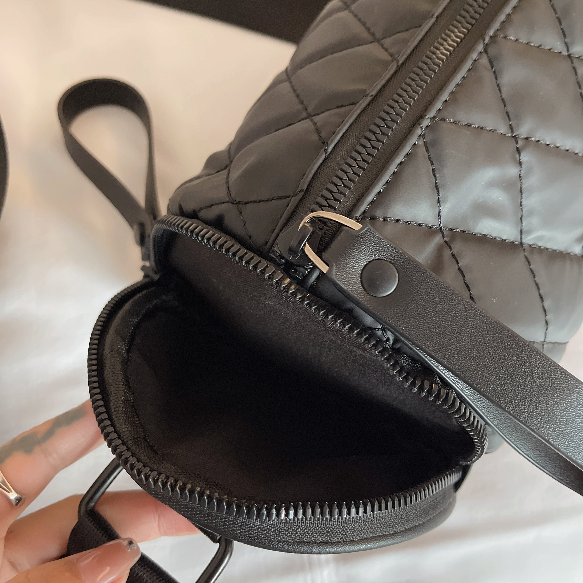 Cuscino a tracolla da donna con cilindro Lingge in tessuto di nylon Oxford 2024 Nuova borsa a secchiello per l'acqua a scacchiera_voghion.com