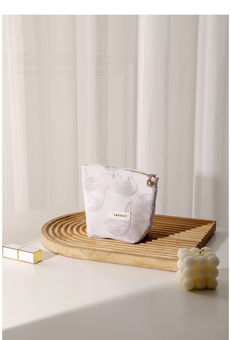 분홍색과 보라색 백조