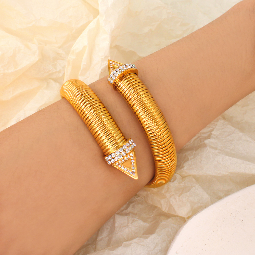 Moda de acero inoxidable 18k chapado en oro europeo y americano nicho pulsera personalizada triángulo de dos cabezas zircon pulsera abierta para las mujeres