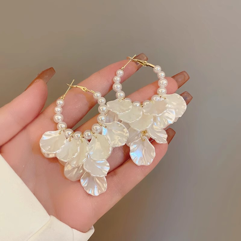 フランスのレトロな白い花の花びらの耳輪のフリンジの長いイヤリングの高級感の真珠のイヤリングの女性の超仙のピアス|undefined