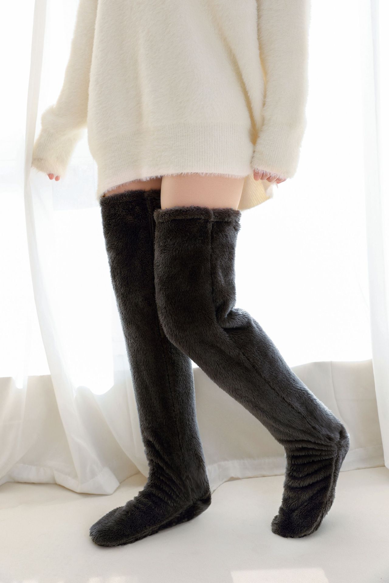 2023 Otoño e Invierno transfronterizo Amazon estación independiente oso de peluche calcetines de piso medias rodilleras calcetines altos calientes para las mujeres