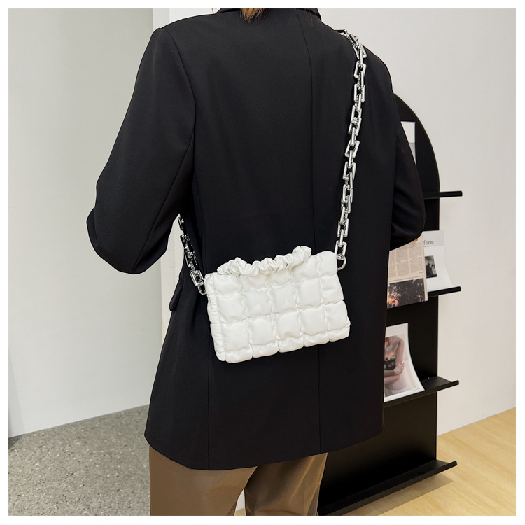 2021 New Fashion Chain Portable Small Square Bag Western Style One-shoulder Diagonal Diamond Small Square Bag display picture 16