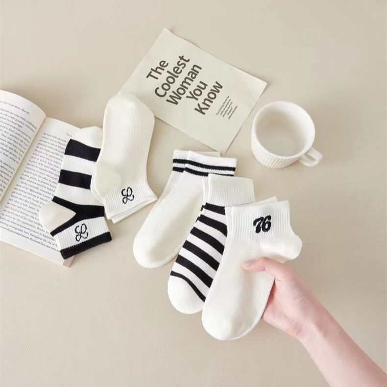 Calcetines de barco para mujer 2022 primavera y verano nuevos calcetines ins marea japonesa a rayas blancas y negras amor a cuadros calcetines bajos para mujer
