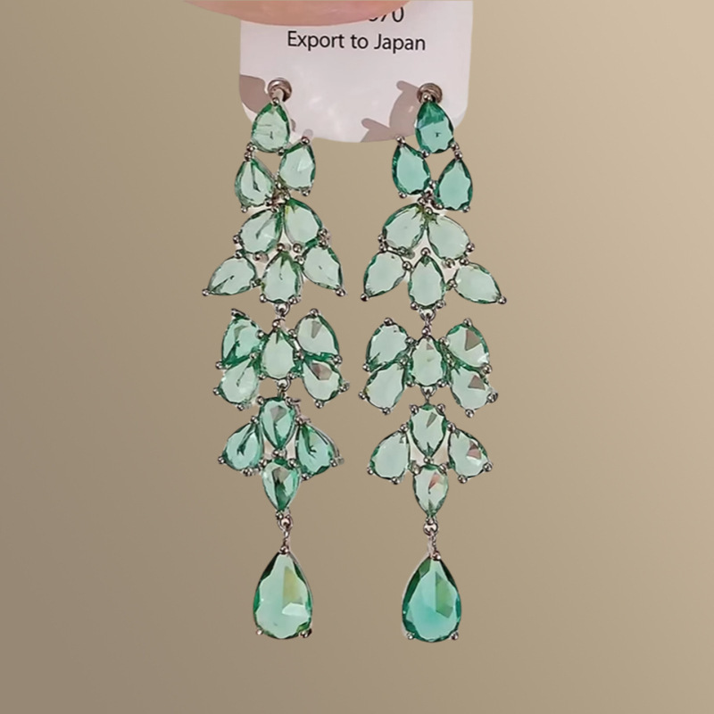 Agujas de plata transfronterizas flores de zircón aretes de bordillo estilo de moda pernos de auriculares lujosos de alto nivel de diseño de auriculares nicho