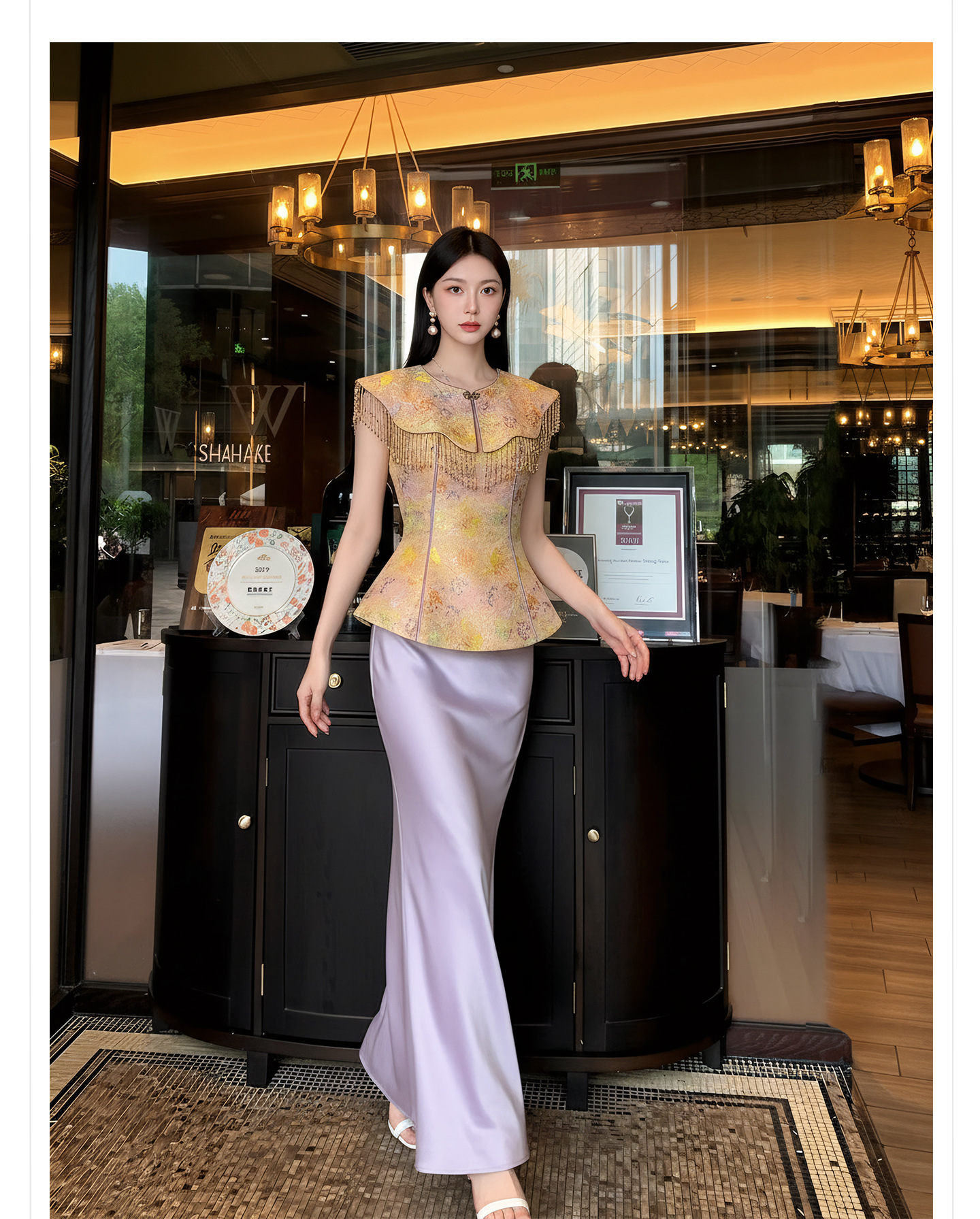 Bộ áo khoác gile và chân váy xếp ly phong cách Tân Trung Hoa, tay áo đính hạt và tua rua — bộ đồ, Màu tím nửa váy, Áo khoác vàng chi tiết 7