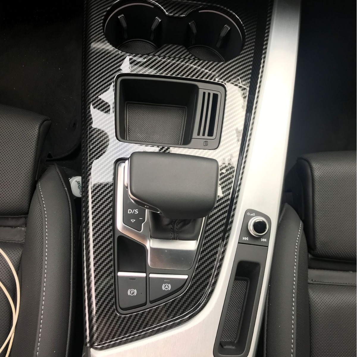 Suitable for 17-2022 Audi A4L/A5 central control gear panel door handle (full car interior)