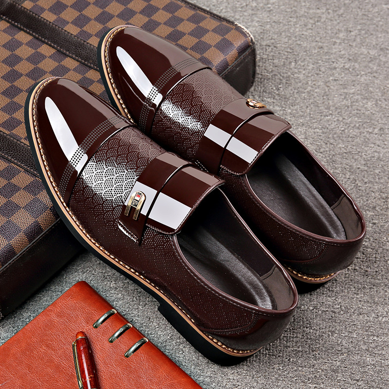 2025 zapatos de cuero transfronterizos de hombre otoño y invierno ropa de negocios de punta zapatos de boda de un solo pie traje de novio image 3
