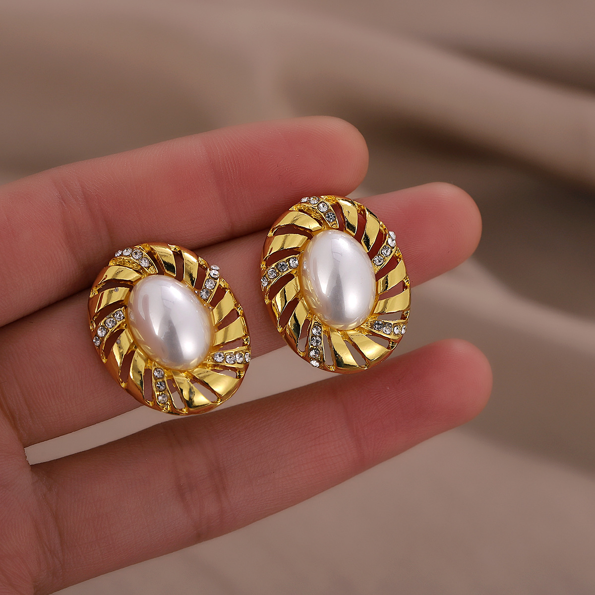 Pendientes de perlas ovales de diamantes de aguja de plata galvanizada de oro real Pendientes retro de moda europea y americana Pendientes de alto grado medio y antiguo para mujeres