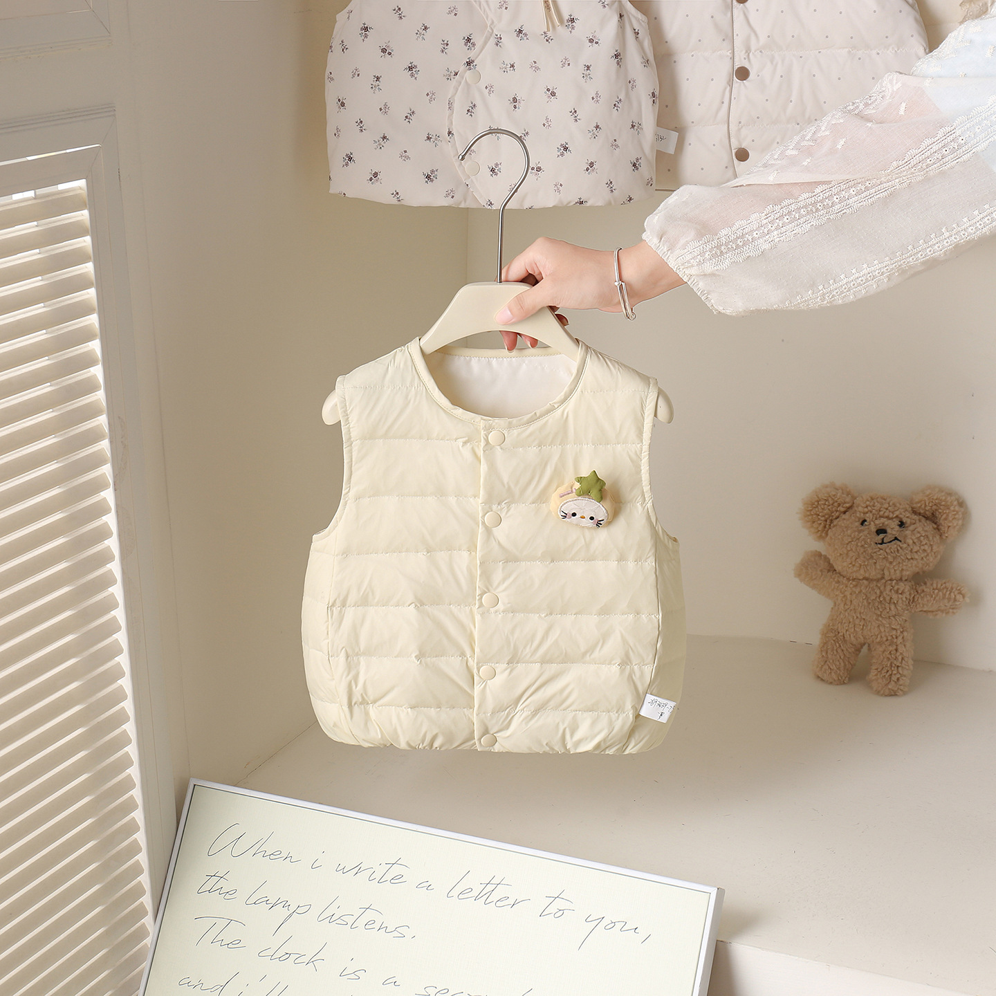 Children's warm, lightweight down vest, autumn/winter style, with a down lining, adorable baby outerwear, white duck down