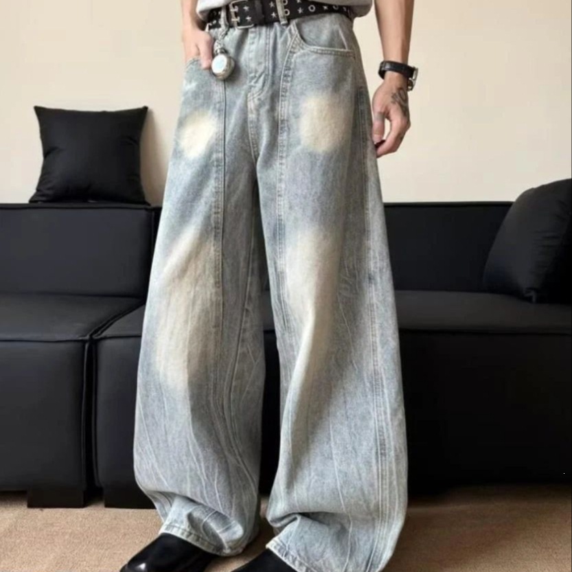 浅蓝水洗牛仔阔腿裤，做旧斑驳纹理，版型宽松垂坠，风格慵懒随性