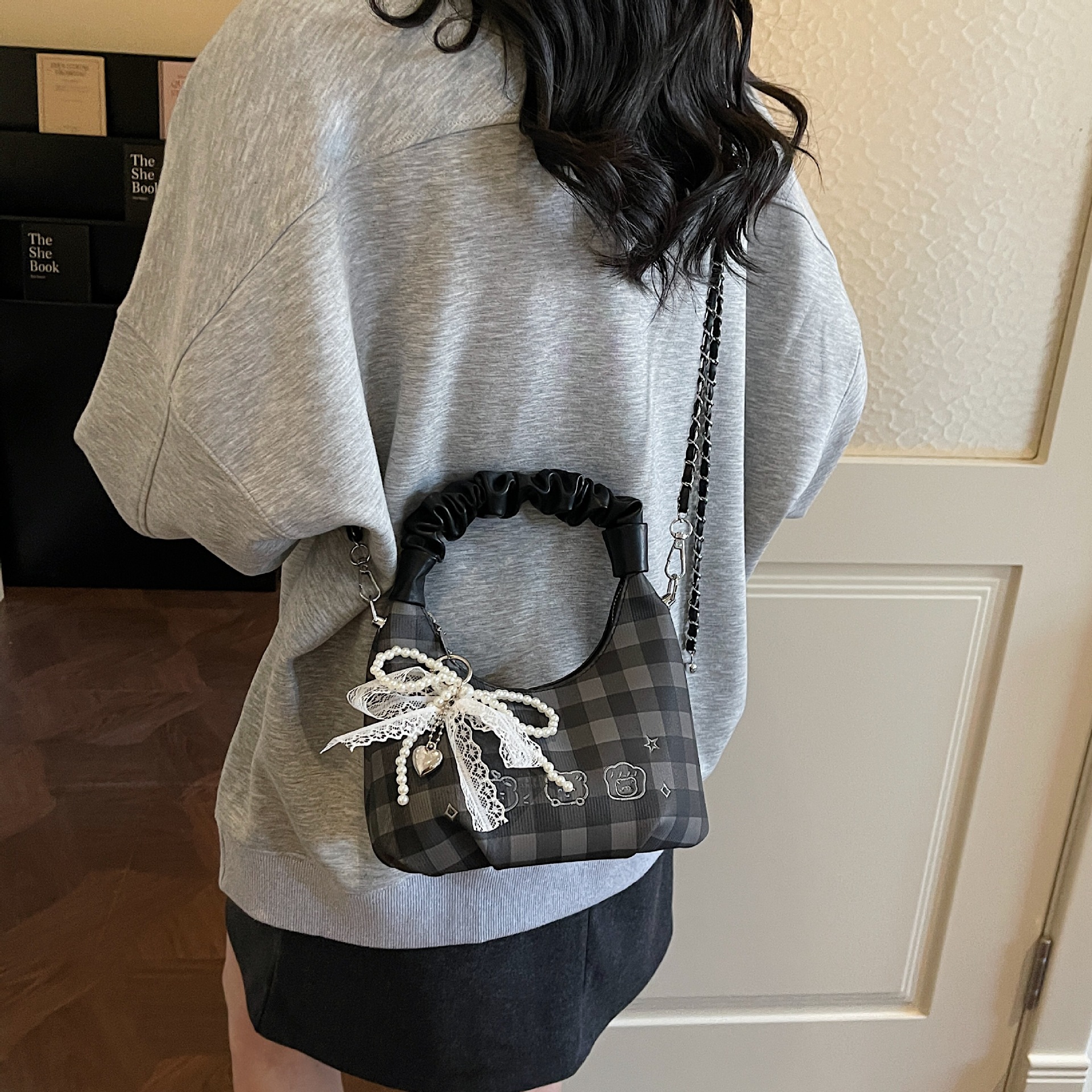 Bolso coreano nicho pliegueado, moda femenina, bolso de hombro, sensación cotidiana, bolso de media luna de nubes de viaje