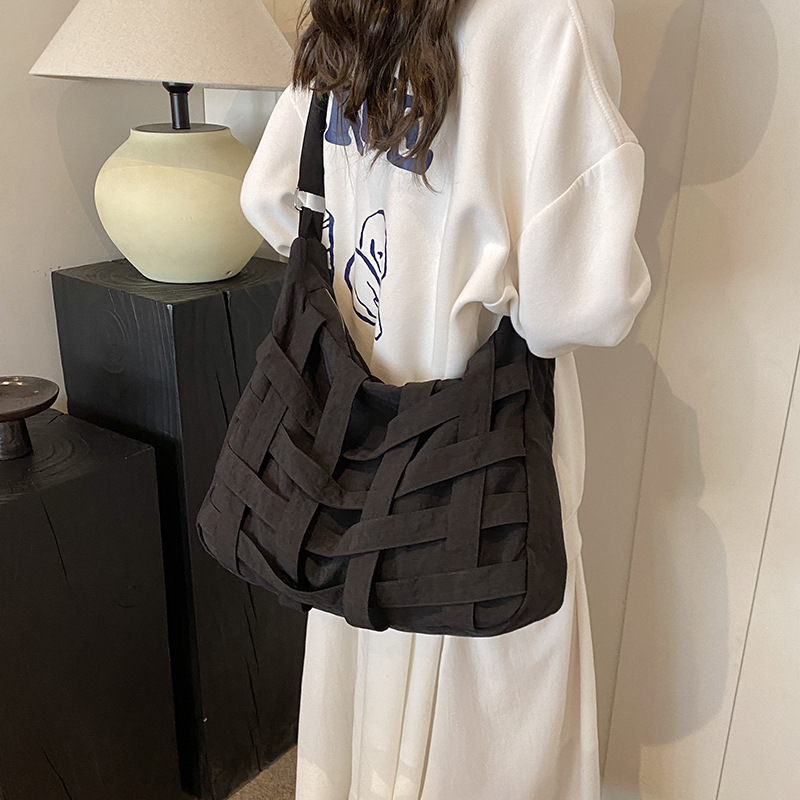 Bolso de mensajero de diseño de nicho 2024 nuevo bolso de hombro tejido hueco tridimensional bolso de hombro de gran capacidad para viajeros