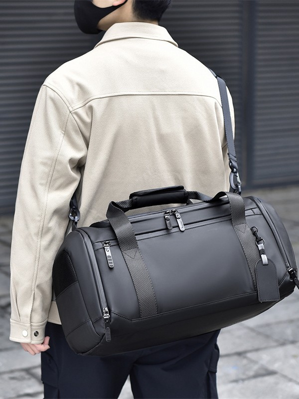 Capacious travel bag