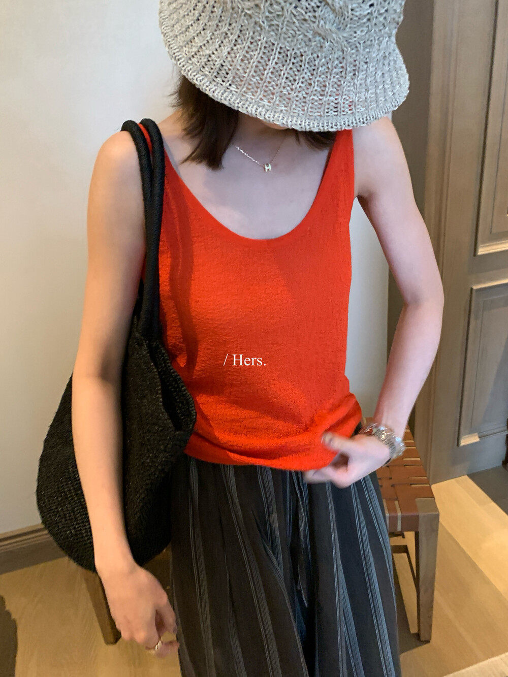Áo hai dây nữ thiết kế Hàn Quốc chất liệu vải có họa tiết nổi, mặc ngoài hoặc mặc trong, tôn dáng thanh lịch — màu đen, màu xám, màu mơ, màu đỏ chi tiết 24