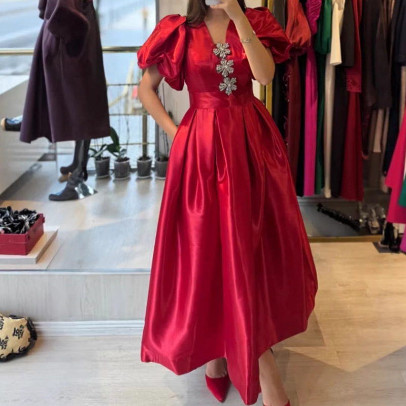 Plus-Size Red Bridal Satin Dress with Puff Sleeves, V-Neck, Rhinestone Waist Cinching, and a Large Hem for Banquets and Toasting Ceremonies Plus-Size Red Bridal Satin Dress with Puff Sleeves, V-Neck, Rhinestone Waist Cinching, and a Large Hem for Banquets and Toasting Ceremonies