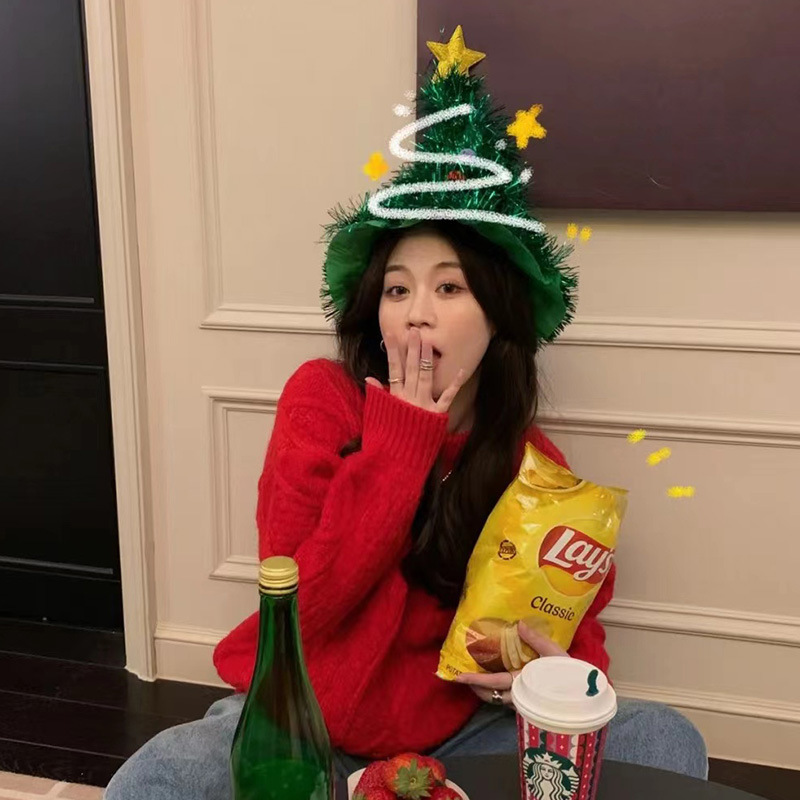 クリスマスツリーの帽子insパーティーは写真を撮って眼鏡を飾っています。子供の大人は祝日のプレゼントを飾っています。|undefined