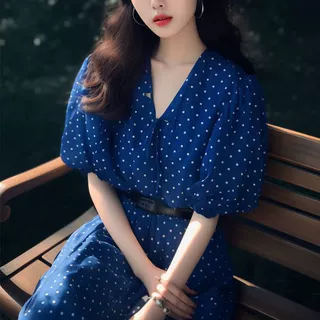 仙女款蓝色波点连衣裙2026新款女夏季高端精致泡泡袖收腰v领裙子