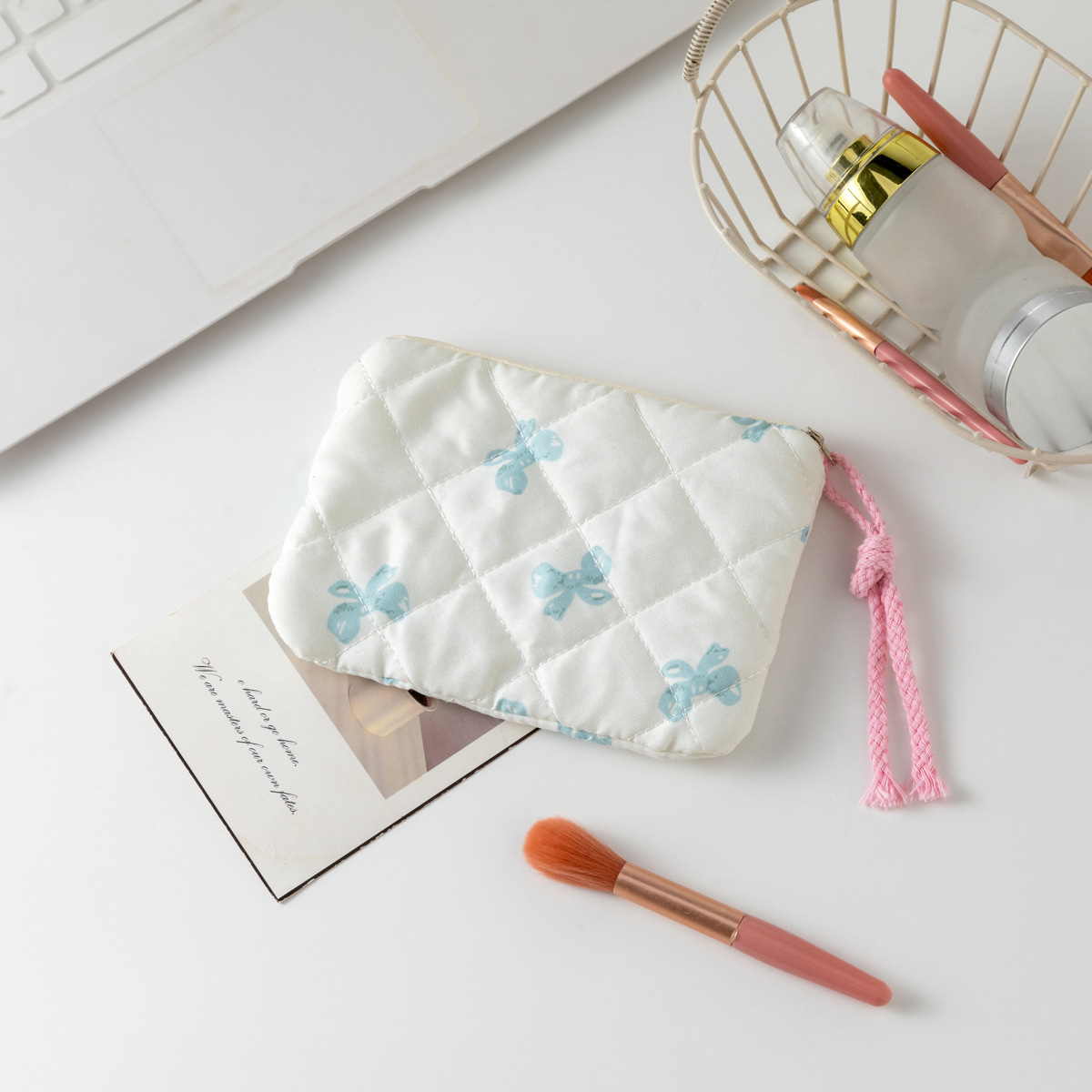 흰색 바탕에 파란색 리본