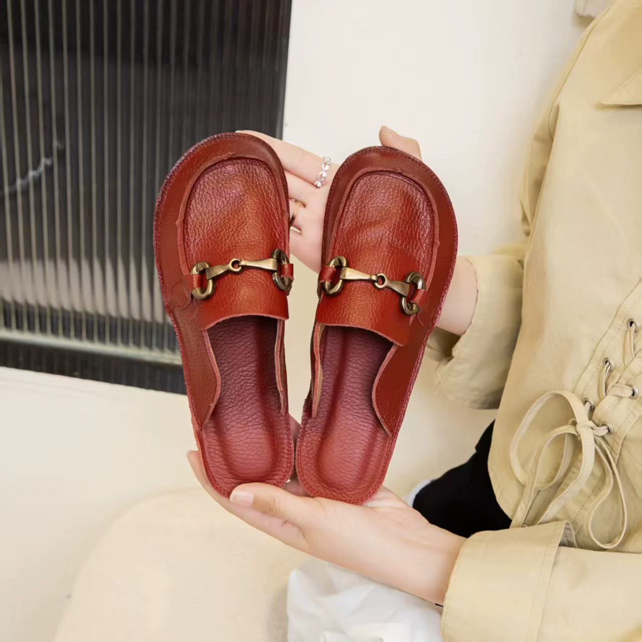 Женские летние мюли Baotou, полусандалии, новинка 2025 года, плоские туфли с подковкой, из натуральной кожи, популярные, удобные.