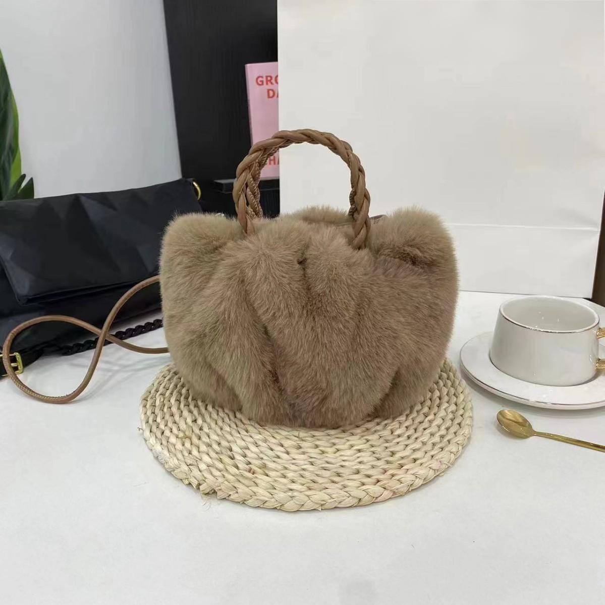 手提毛毛包新款南瓜包褶皱云朵包小众高级感斜挎包仿兔毛毛绒包包