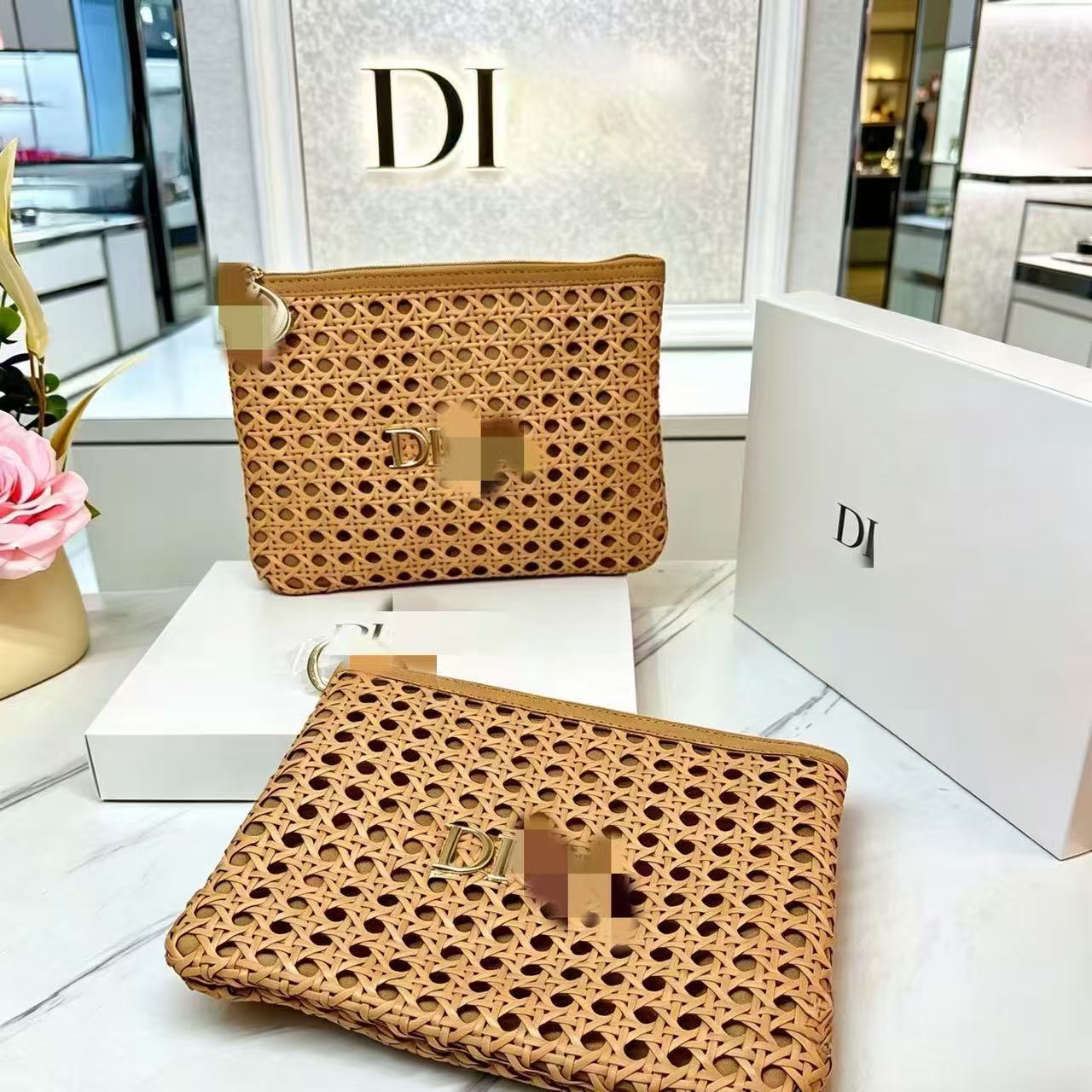 D家2026款美妆柜台赠礼藤编女士手拿包质感高级容量适中配礼盒
