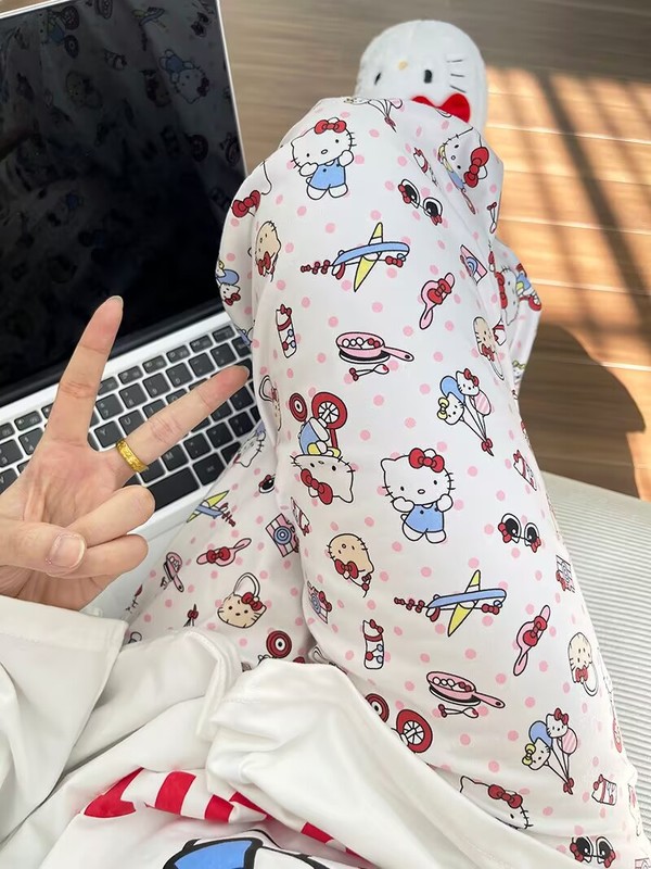 日本の少女は、夏のパジャマを散歩しています。|undefined